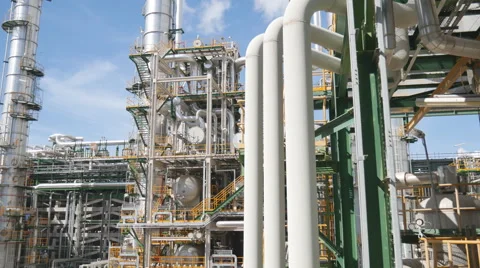 Refinery tower in process area of oil refinery industrial plant Vidéo 60225024