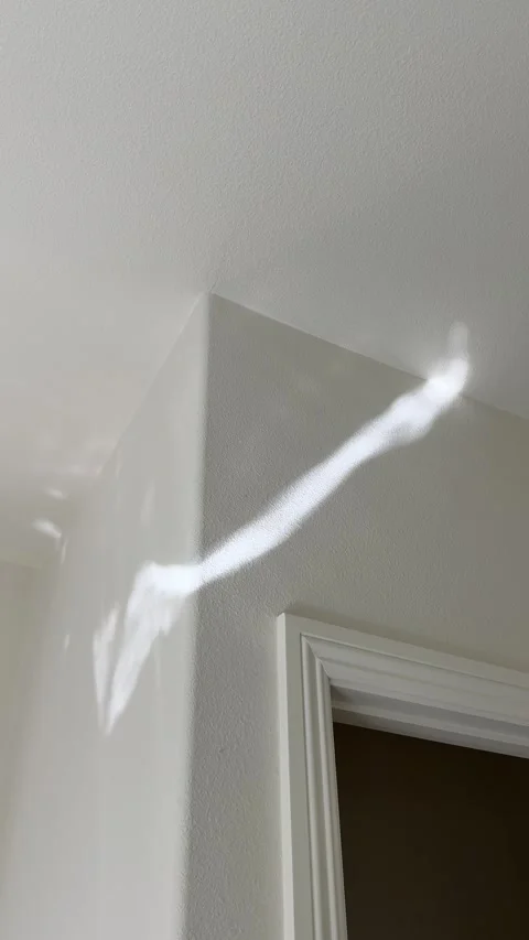 Reflected light from moving water shimmering on wall indoors 스톡 동영상 320312715