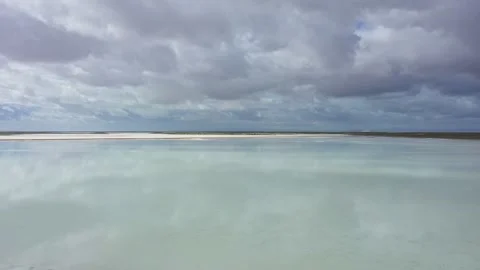Reflecting clouds on the calm surface of a shallow lake Vídeo Stock 302255251