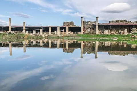 Reflection and ancient columns in the ancient city Foto stock
