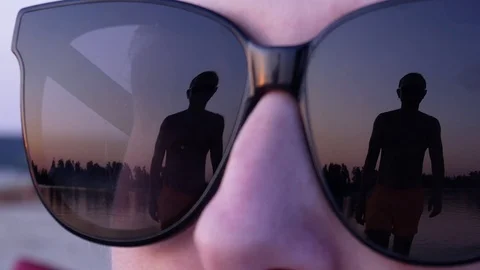 Reflection of an approaching man in female sunglasses Vídeos de archivo 115799427