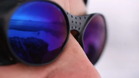 Reflection of the arctic landscape with glasses. Mountain glasses. Vídeo Stock 108154302