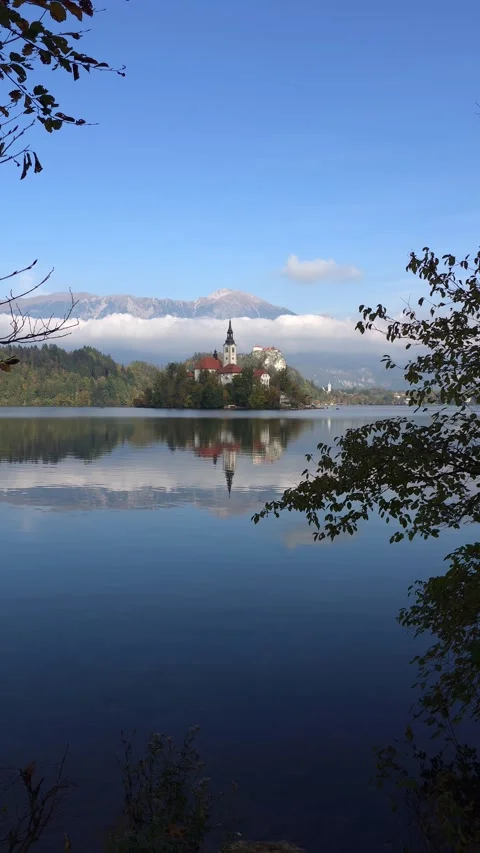 Reflection of Bled Island and Castle on a Calm Lake Vidéo 312514856