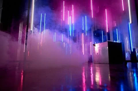 The reflection of blue and pink light at the surfaces. The atmosphere of the Foto stock