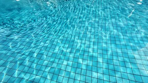 Reflection in a bright blue swimming pool Foto stock