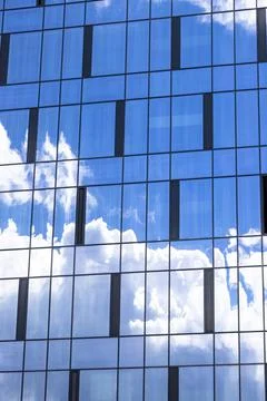 Reflection in the building blue sky with light clouds Fotos de archivo