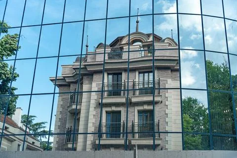 Reflection of the building in the mirrored wall Foto stock