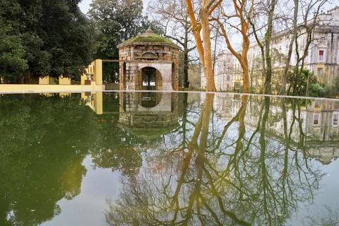 Reflection of a building in the water Foto stock