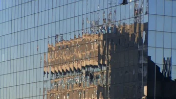 Reflection of Building Zoom out and Zoom in Stock Footage 85833837