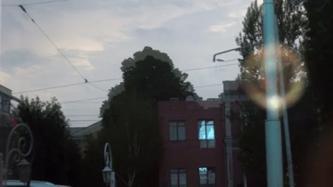 Reflection of buildings in a shop window with a beautiful decorative bowl Video stock 76484564