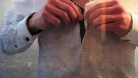 Reflection of a businessman buttoning up his shirt Video stock 85149136