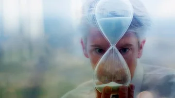 Reflection of a businessman holding a sand timer  Video stock 85763359