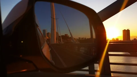 Reflection in the car mirror movement on the Golden bridge against the sunset. 库存影片 117007865