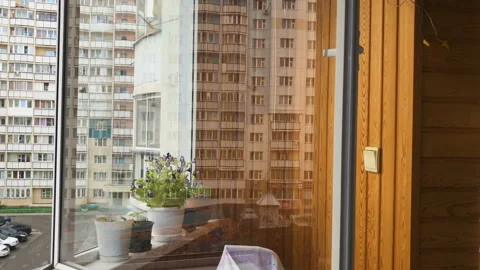 A reflection of a city house 库存影片 93598272