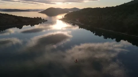 Reflection of cloud patterns in the water. Kayaking at paradisiac islands Vídeo Stock 167528749