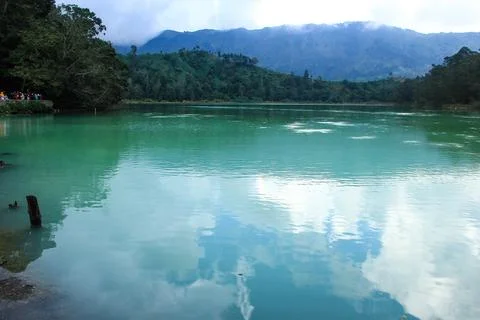 Reflection of the cloud view of the color lake and the surrounding trees Stockfoto's