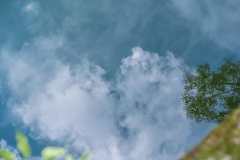 Reflection of Clouds on Serene Water in a Tranquil Natural Setting During Foto stock