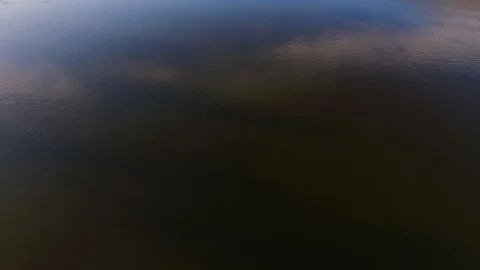 Reflection of clouds in water Vidéo 129123285