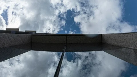 Reflection of clouds in the window of a building Vídeo Stock 117313834