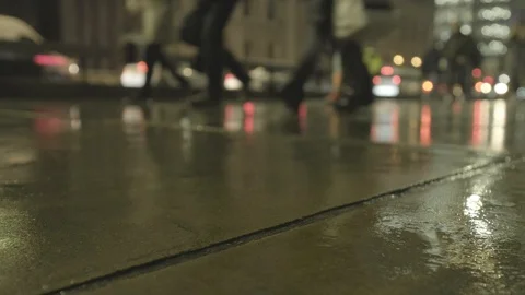 Reflection of commuters walking in the rain at rush hour Video stock 118272700