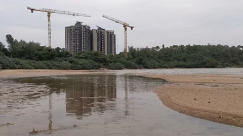 Reflection of a construction site on a beach. 库存影片 143943734