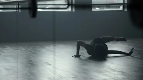 Reflection in dance studio mirror of modern contemporary dancer 動画素材 104269251