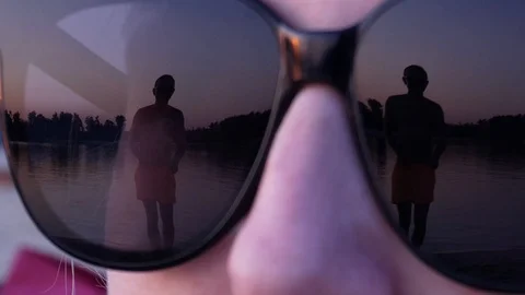 Reflection of a dancing man in female sunglasses Vídeos de archivo 115800494