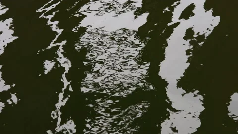 Reflection of dark waves in water Video stock 182309938