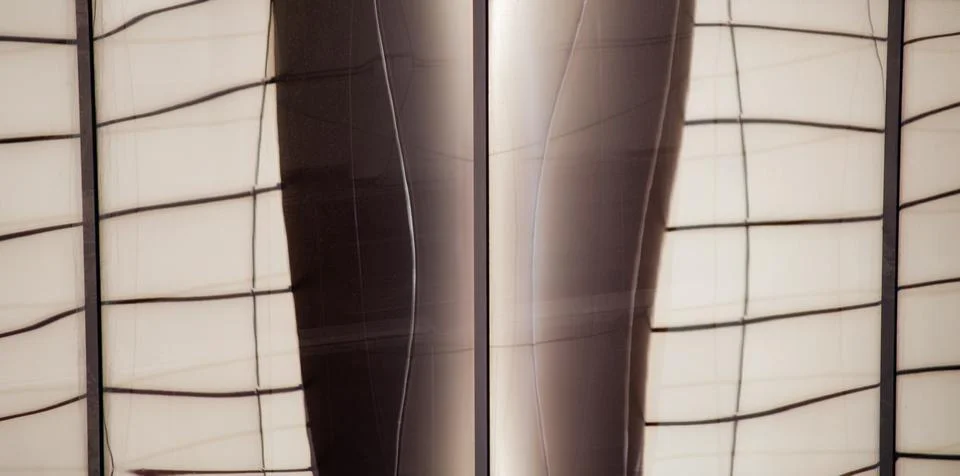 Reflection with distortion in the window of a modern building Stock-Fotos
