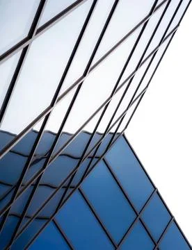 Reflection with distortion in the window of a modern tall building Foto stock