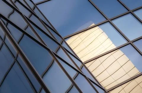 Reflection with distortion in the window of a modern tall building Foto stock