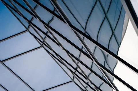 Reflection with distortion in the window of a modern tall building Foto stock