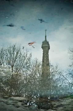Reflection of the Eiffel tower  in a puddle Foto stock