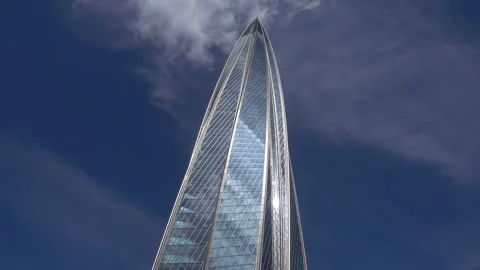 Reflection of Fast Clouds on a Skyscraper Vídeo Stock 246118452