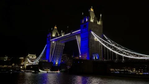 Reflection Flotilla Her Majesty The Queen’s Row Barge, Gloriana Finale Stock Footage 212968561