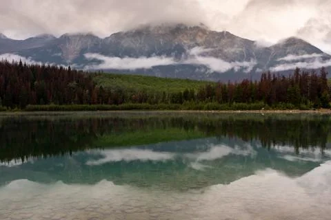 The reflection of the forest and mountain range when looking across Pyramid L Stock-Fotos