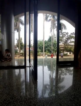 Reflection on a granite floor viewed from the mosque doorway Foto stock