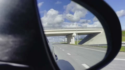 Reflection of the highway in the side mirror of the car. Video stock 213345125