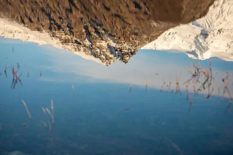 Reflection of Icelandic mountain range with beautiful snowcapped mountains Foto stock
