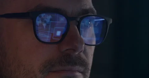 Reflection of information in glasses Video stock 175838630