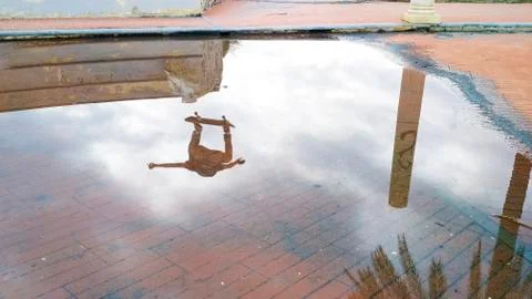 Reflection of a jumping skater Foto stock