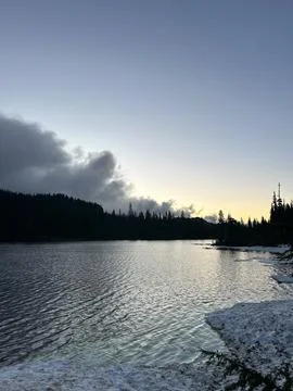Reflection Lake at dusk in Mount Rainier National Park, WA Fotos de archivo