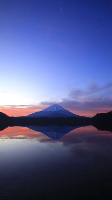 Reflection of Lake Shoji and Mount Fuji: A Timelapse from Dawn to Daylight Stock Footage 333163354