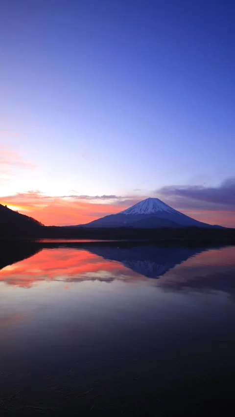 Reflection of Lake Shoji and Mount Fuji: A Timelapse from Dawn to Daylight Stock Footage 333163360