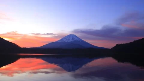 Reflection of Lake Shoji and Mount Fuji: A Timelapse from Dawn to Daylight Stock Footage 333164123