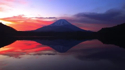 Reflection of Lake Shoji and Mount Fuji: A Timelapse from Dawn to Daylight Stock Footage 333183172