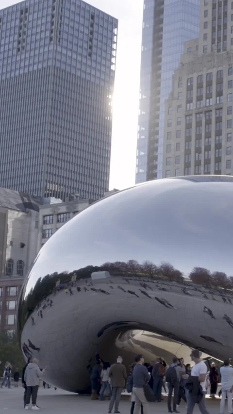Reflection of Life: Experience Chicago's Iconic Cloud Gate Sculpture Stock Footage 320667925