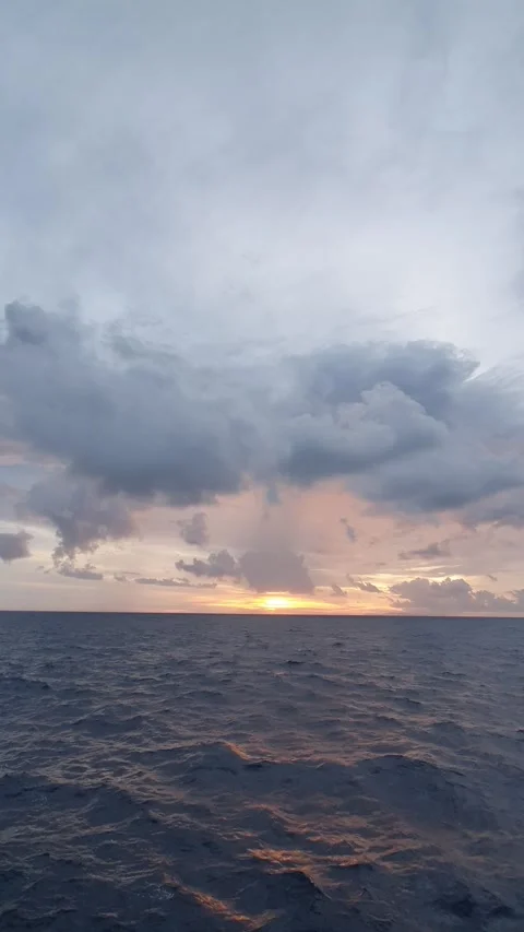 Reflection of light between the choppy sea and cloudy sky Video stock 297809258