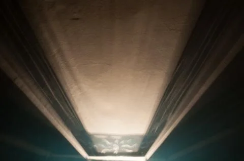 Reflection of light of lamp on old wall Foto stock