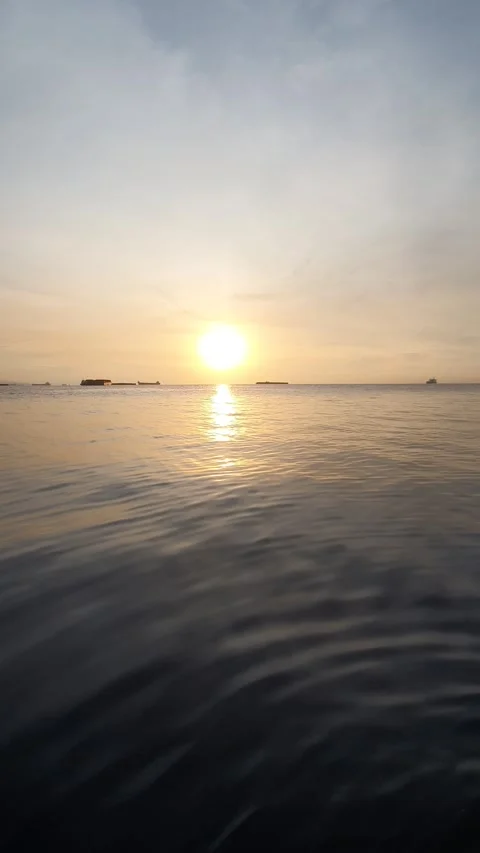 Reflection of light in the ocean with a background of clouds in the sky Video stock 297328429